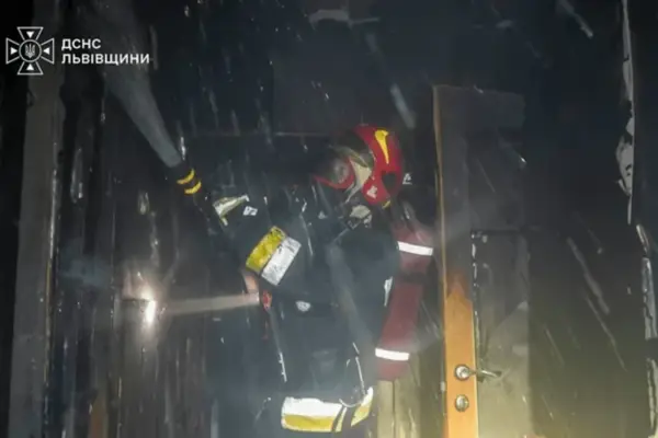Вибух акумулятора у Львові: що відомо про нічну пожежу в багатоповерхівці